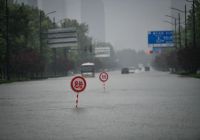 鄭州市民朋友們，暴雨期間請(qǐng)注意留意警示標(biāo)志牌！